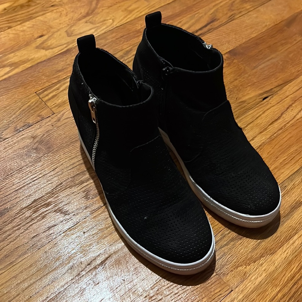 Wedge sneaker slip on.